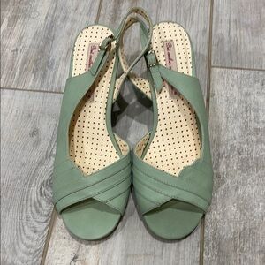Green Flat Sandals with Polka Dot Bow